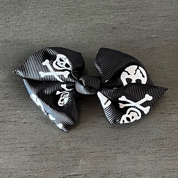 ☠️ Black White Smiling Skull Cross Bone Grosgrain Ribbon Barrette Alligator Clip - Picture 1 of 3